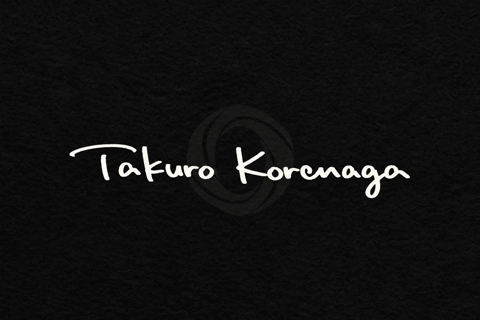 黒地に白い手書き風文字でTakuro Korenagaと記した画像