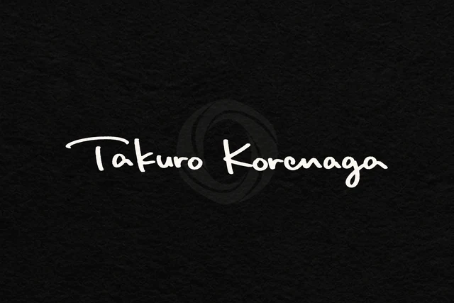 黒地に白い手書き風文字でTakuro Korenagaと記した画像