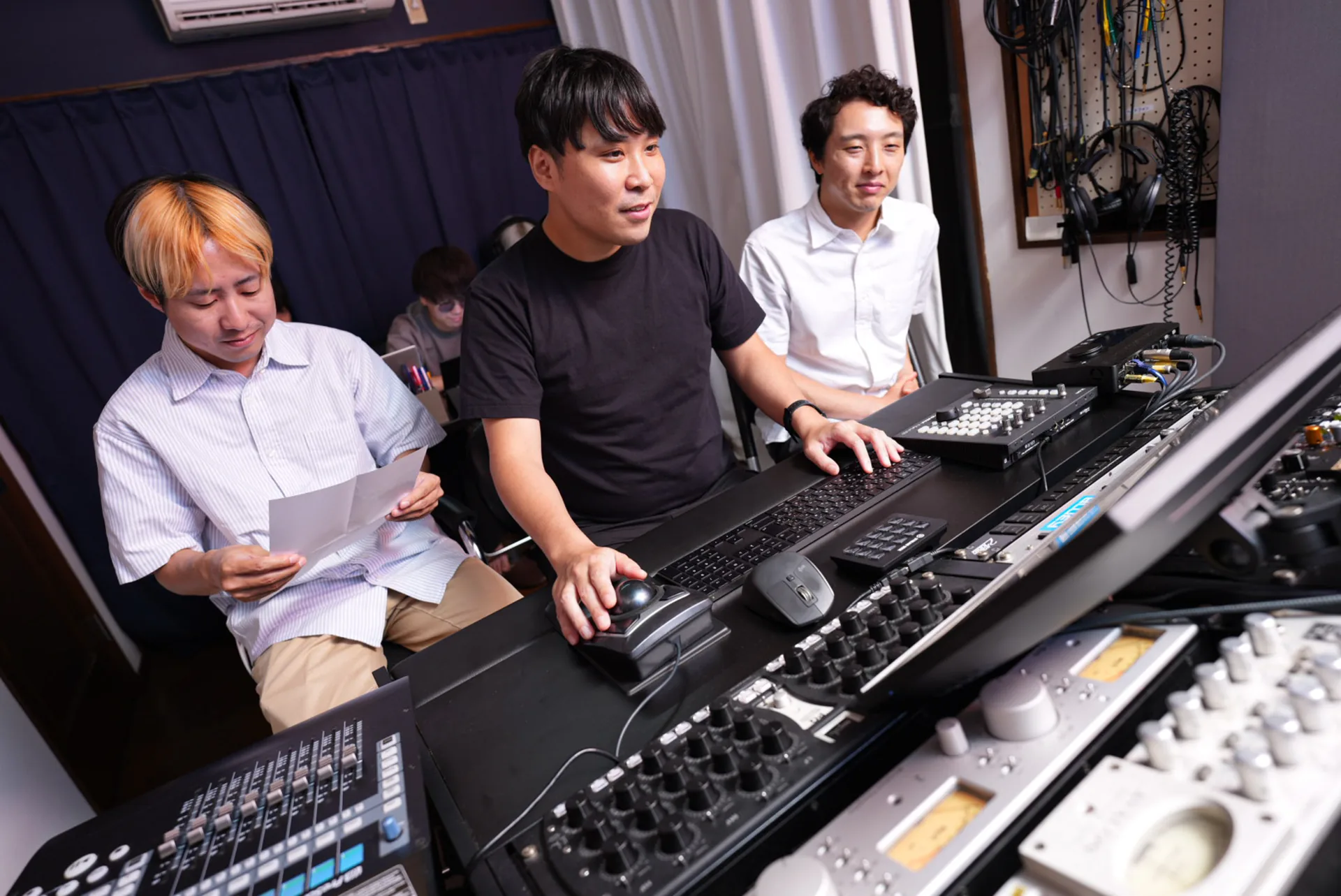 コントロールルームで制作内容を確認するStudio MASSのメンバー