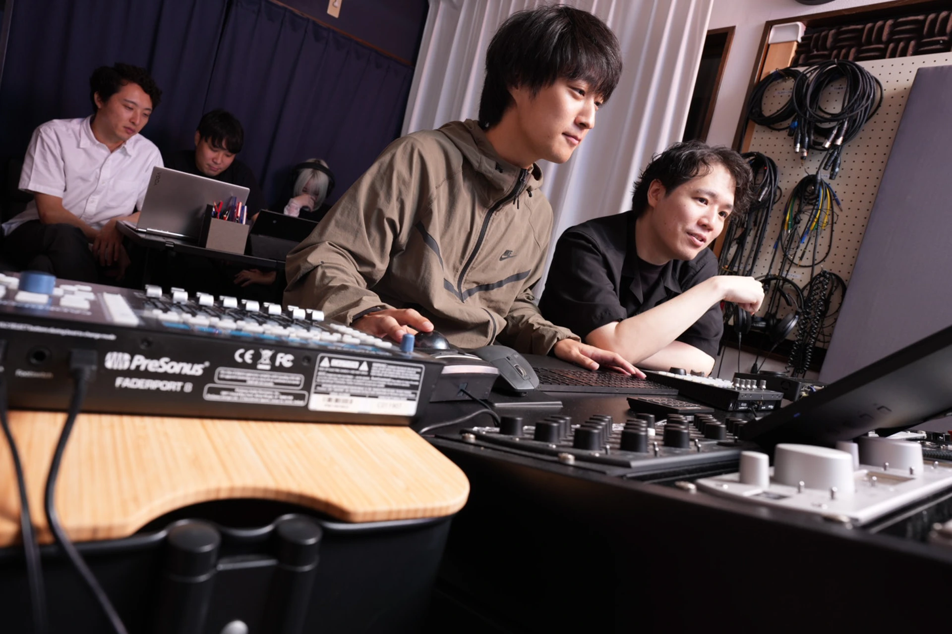 同じ音源を聴きながら制作内容を話し合うStudio MASSのメンバー