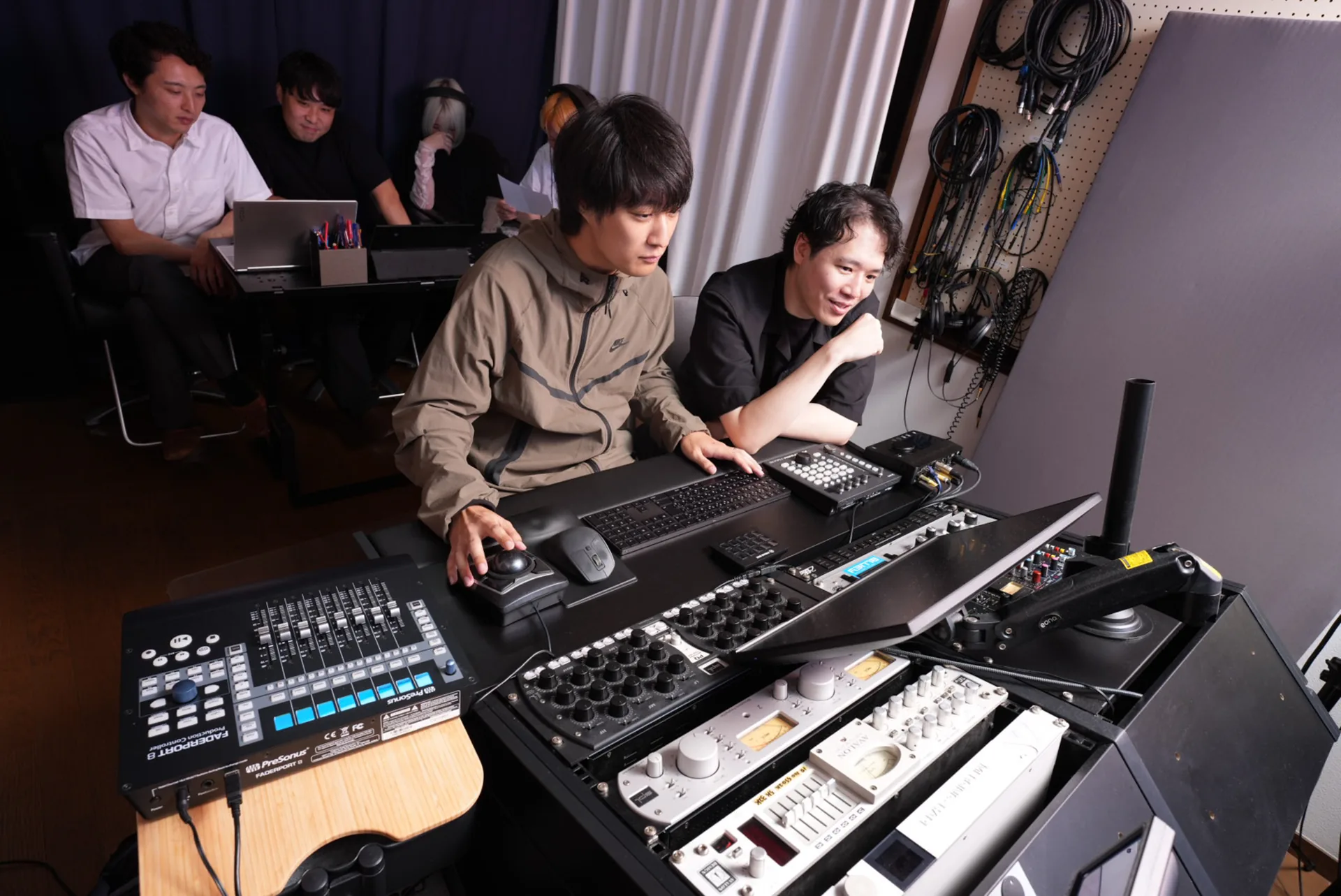 コントロールルームで制作内容を確認するStudio MASSのメンバー