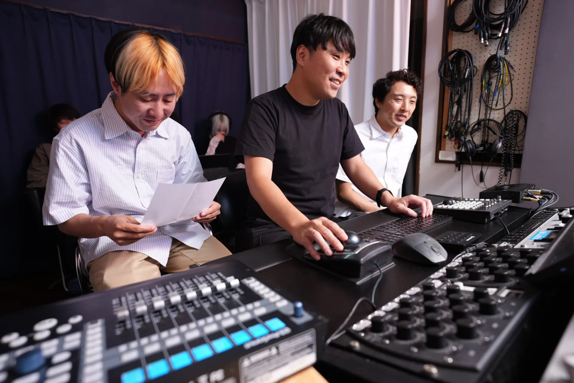 制作中の音源をメンバー同士で確認する様子