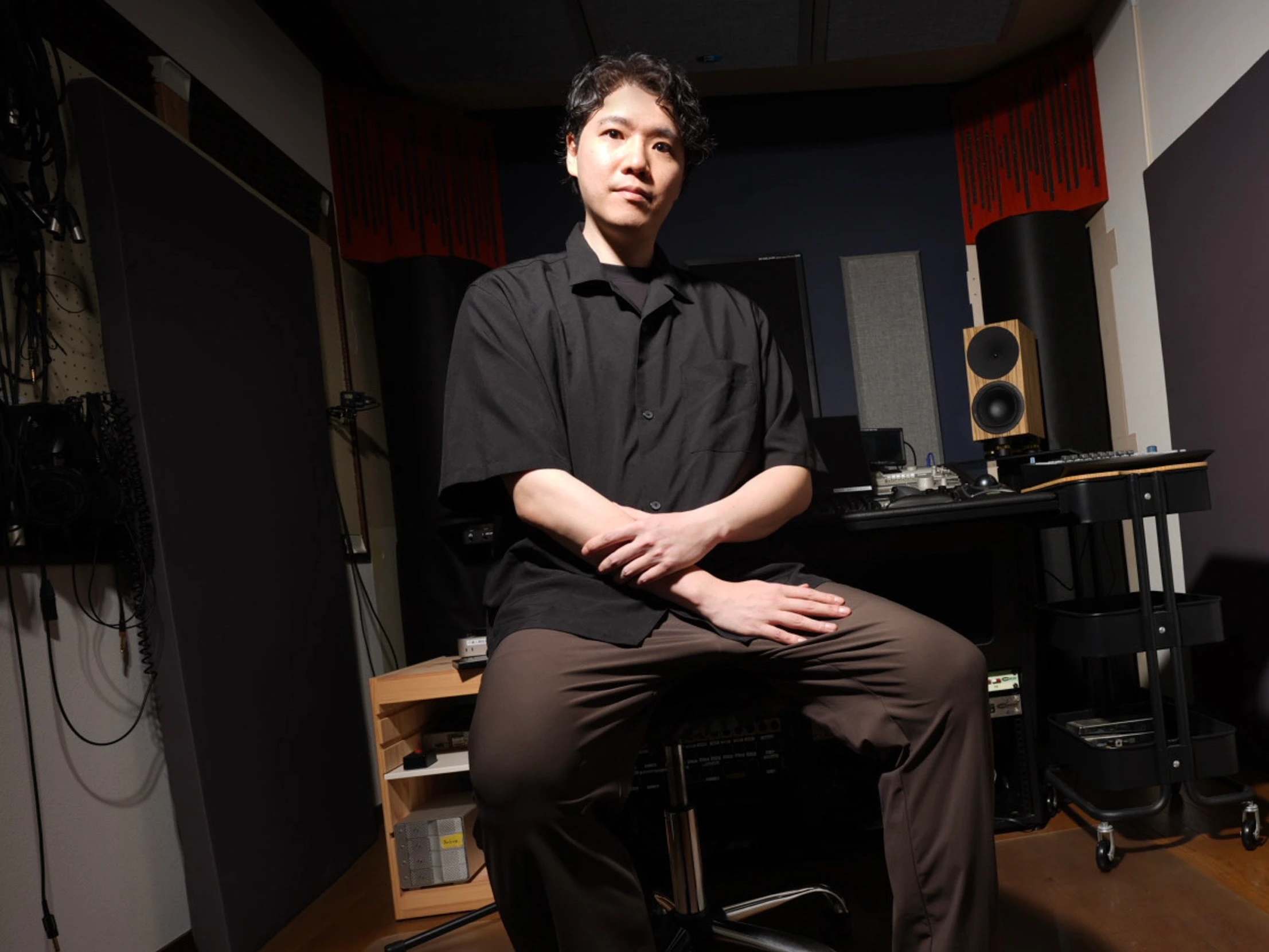 コントロールルームで音を確認する諸石政興