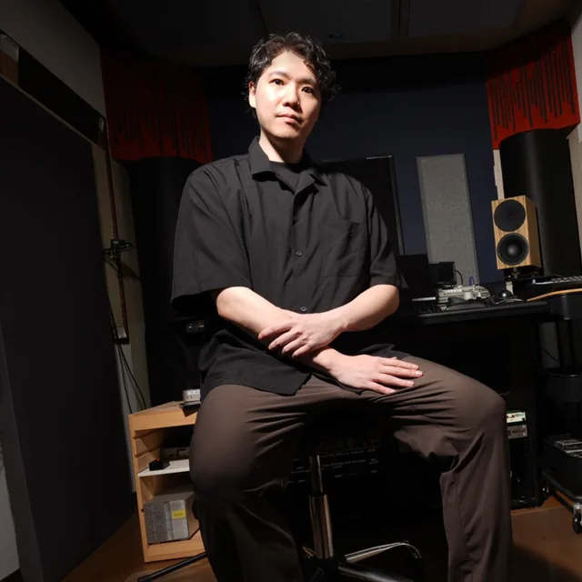 コントロールルームで音を確認する諸石政興