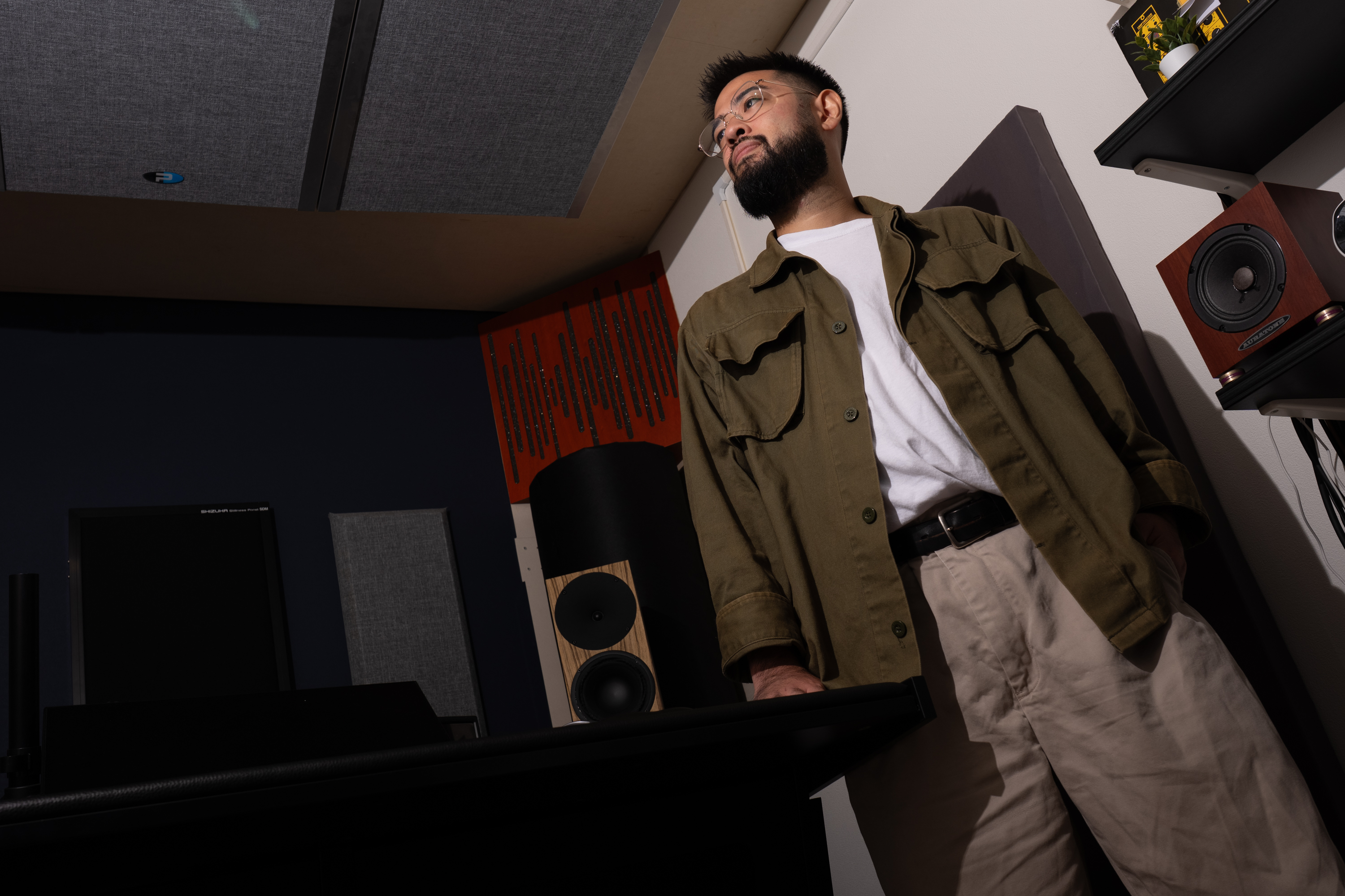 Studio MASSのコントロールルームに立つ榎本竜太
